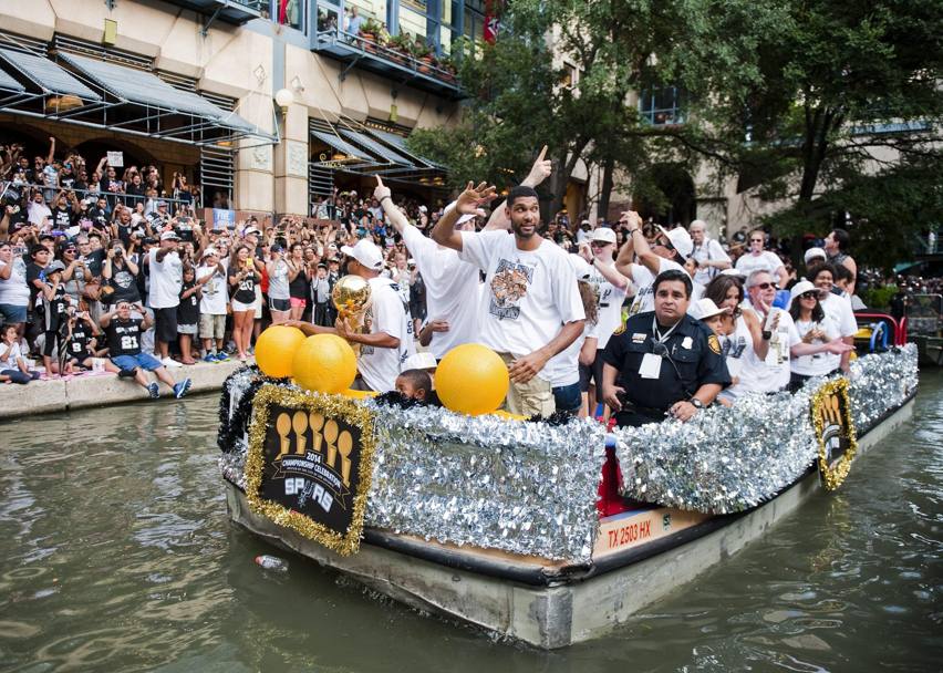 18 Giugno 2014, San Antonio, Texas. Un momento della parata degli Spurs, vincitori del titolo Nba 2013-2014 (Epa)
